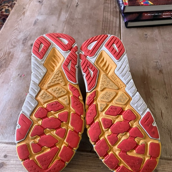 Hoka Arahi 6 in Light Gray and Orange - Picture 11 of 13